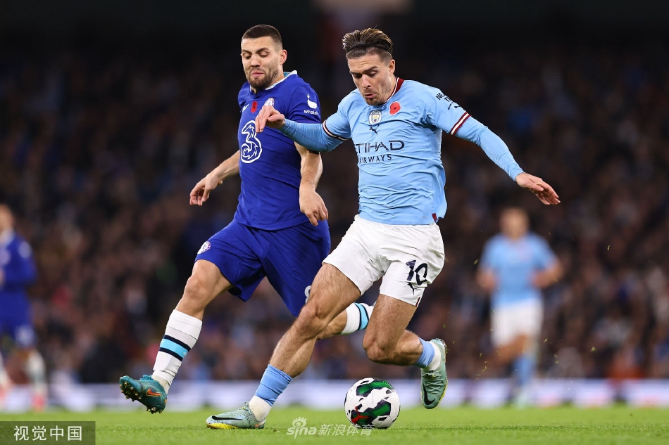 曼城队主教练瓜迪奥拉在场边专注指挥，神情严肃地观察比赛局势