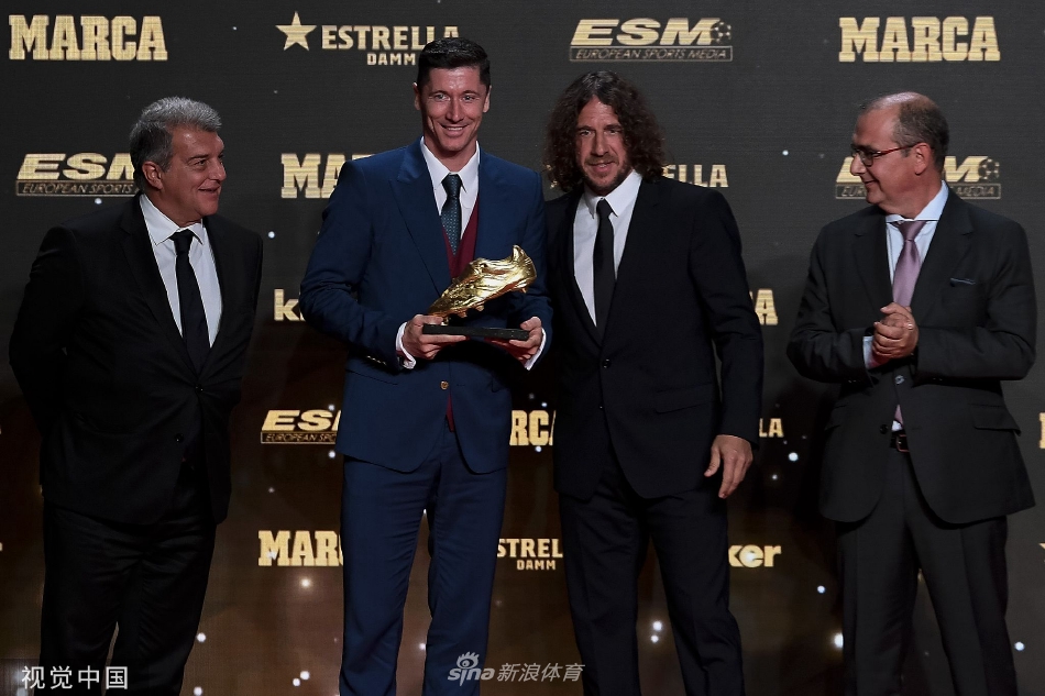 莱万与欧洲金靴奖杯并肩站立，自信展现荣誉