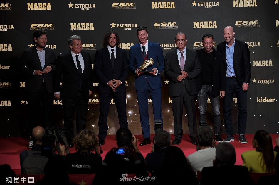 莱万凝视手中金靴奖杯，眼神充满专注与珍视