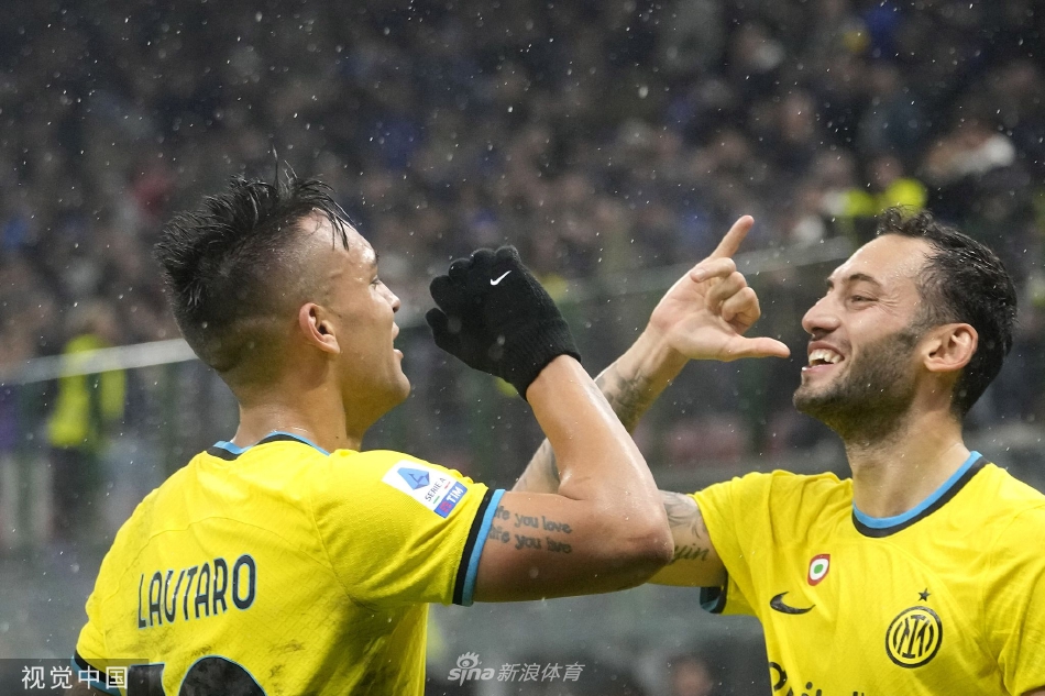 博洛尼亚门将面对国际米兰如潮水般的进攻无奈地从网中捡球，他的背影与远处庆祝的蓝黑身影形成鲜明对比，尽显比赛的残酷与激情。