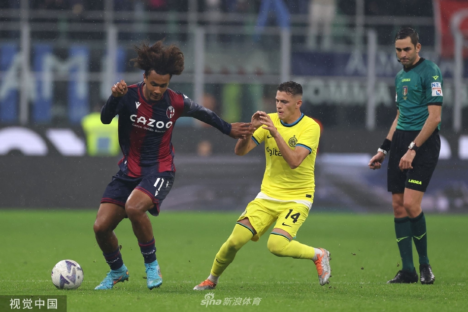 比赛结束后，国际米兰全队手拉手走向北看台，向始终呐喊助威的死忠球迷致谢，看台与球场在胜利的灯光下融为一体，场面温馨而震撼。