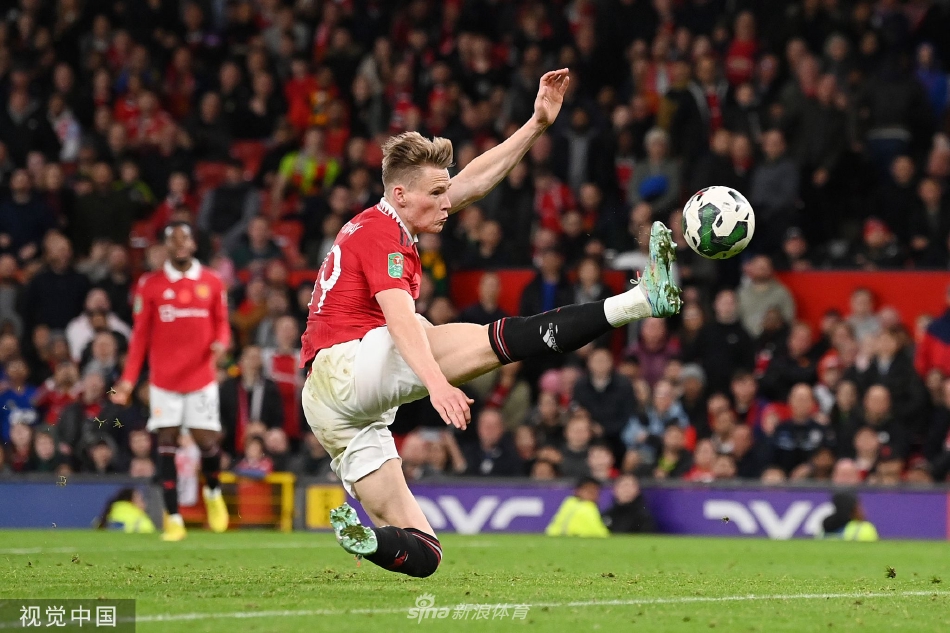 麦克托米奈攻入球队第四球后狂喜，张开双臂奔跑庆祝，将这场进球大战的喜悦推向最高潮。