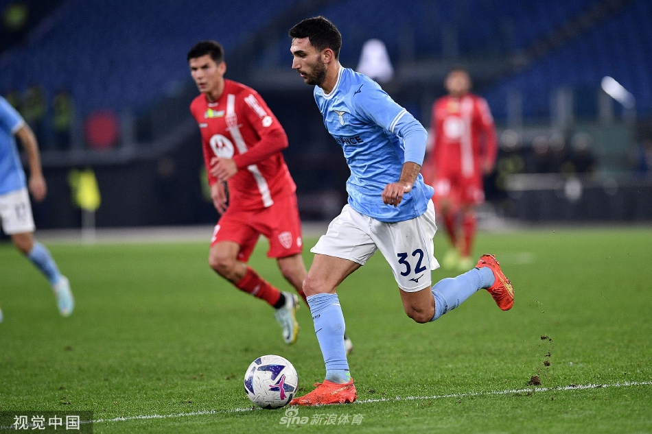 蒙扎队球员安德雷亚·佩塔尼亚仰头望天，对VAR判罚自己越位进球无效的结果感到无比失望与无奈