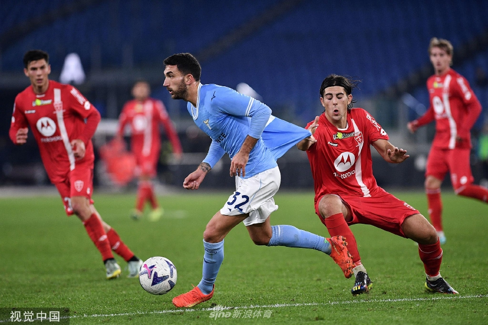 拉齐奥中场核心米林科维奇-萨维奇在蒙扎球员的贴身干扰下，依然从容不迫地控制着脚下的足球