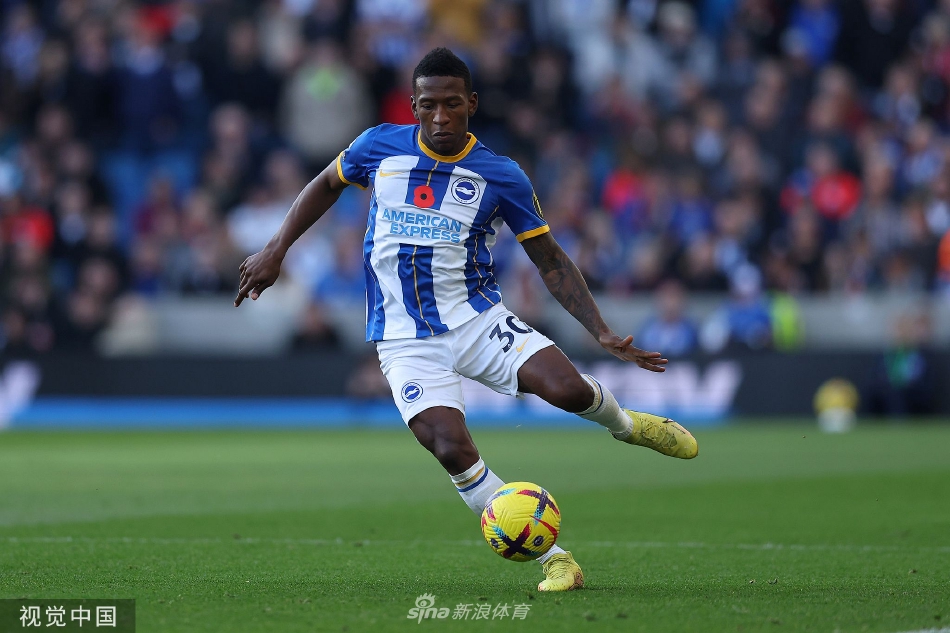 维拉门将飞身跃起，单掌将布莱顿势在必得的头球攻门托出横梁，力保球门不失