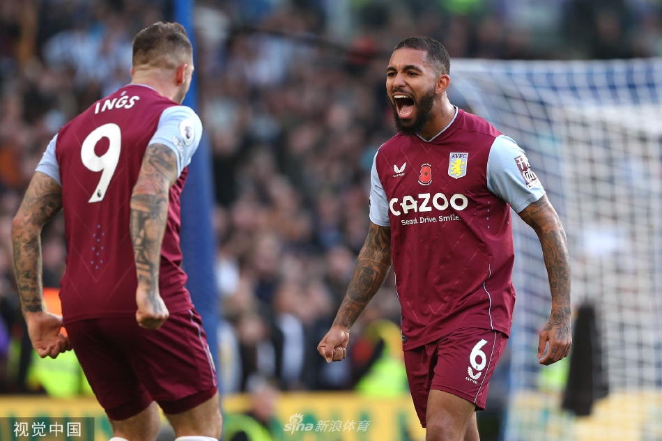 阿斯顿维拉前锋在布莱顿后卫贴身防守下，强行起脚劲射，足球如炮弹般飞向球门