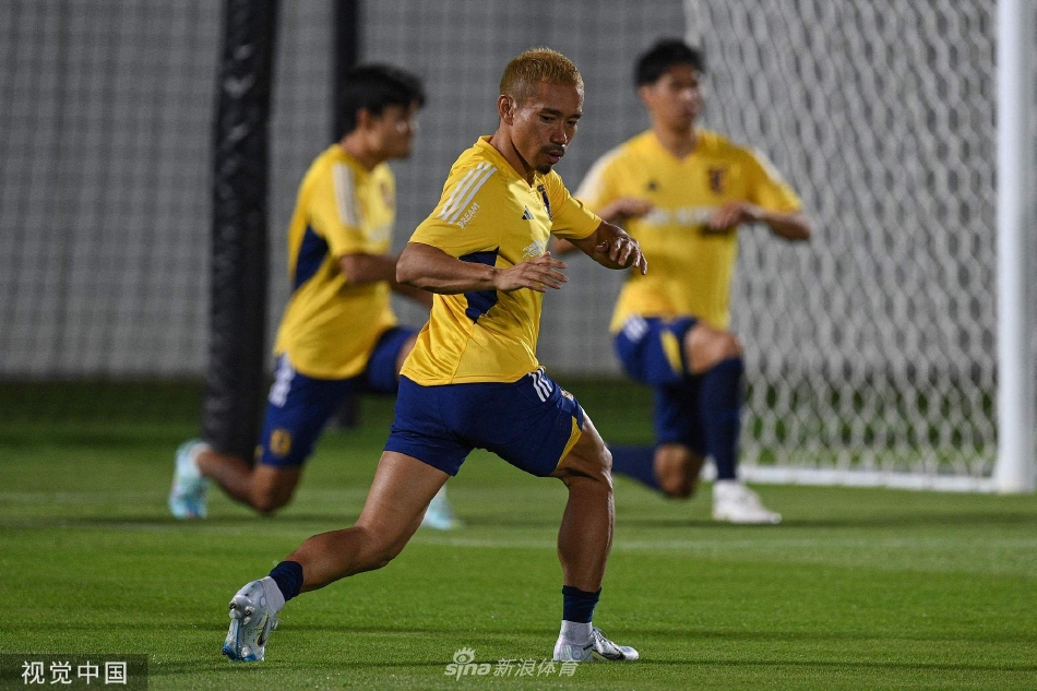 奋力追逐足球的身影：两名球员在绿茵场上全速奔跑争抢一个高空球，跃起的身影在空中定格，肌肉线条紧绷，充满了力量与动感，展现出对每一个球权的不懈争夺。