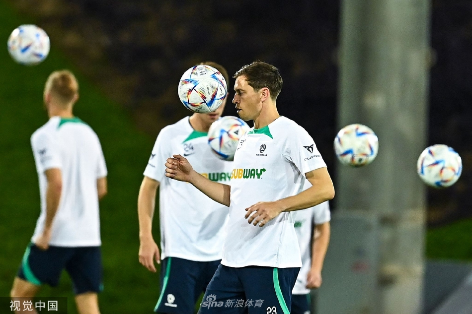 训练间隙，两名澳大利亚队球员并肩而坐，紧握水瓶补充水分，眼神中交流着对战术的理解与彼此的鼓励。