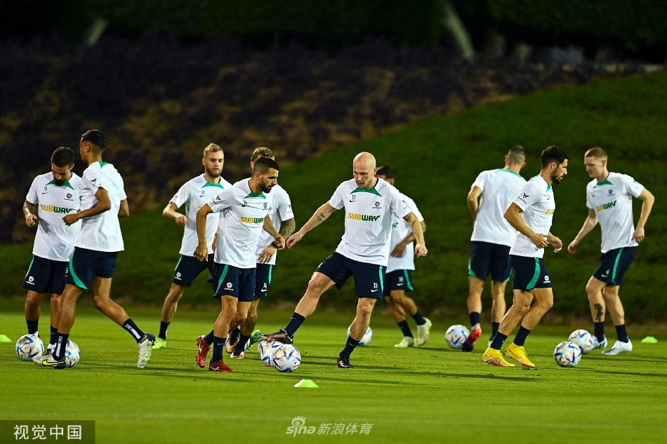 发布会现场，澳大利亚队教练与官员正装出席，表情严肃而认真，面对媒体镜头阐述球队的备战情况与目标。