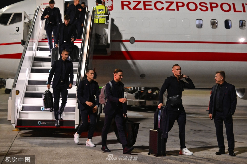 一名波兰队工作人员正细心清点堆积如山的球队装备箱，每一个箱子都贴着醒目的波兰国旗标签，体现了后勤保障工作的周密与专业，为球队征战保驾护航。