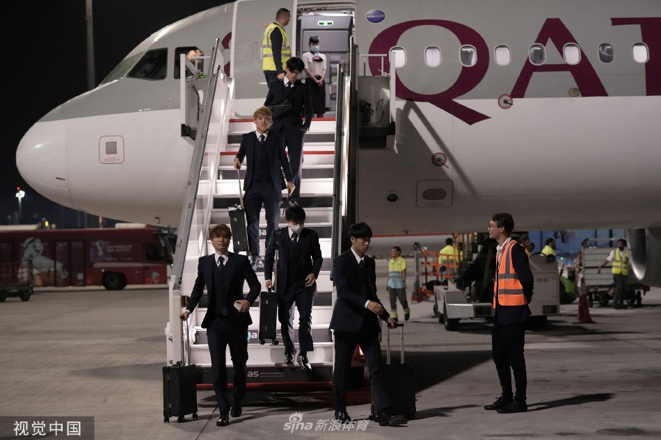 守门员权田修一背着装备走在队伍中，他眼神专注，若有所思，似乎已在脑海中预演着扑救对手劲射的瞬间。