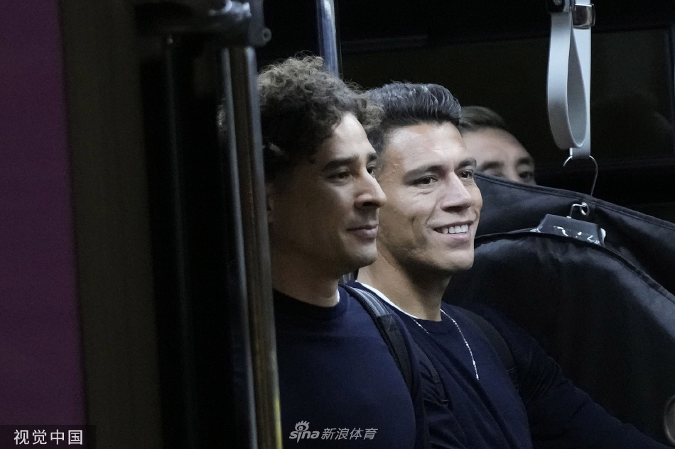 后卫们并肩行走，耶稣·加利亚多与队友轻松交谈，坚固的防线是球队信心的基石。