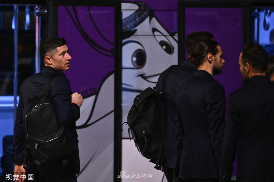 全队在机场大厅集结，背景是巨大的世界杯宣传标识，队员们站姿放松但眼神专注，形成一个紧密的集体，展现出团结一心的团队精神与迎接大战的凝聚力。