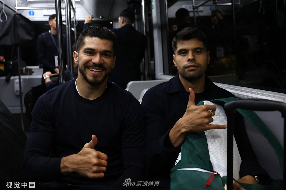 门将吉列尔莫·奥乔亚提着行李走过机场廊桥，这位传奇门神表情沉稳，是球队后防线最可靠的保证。