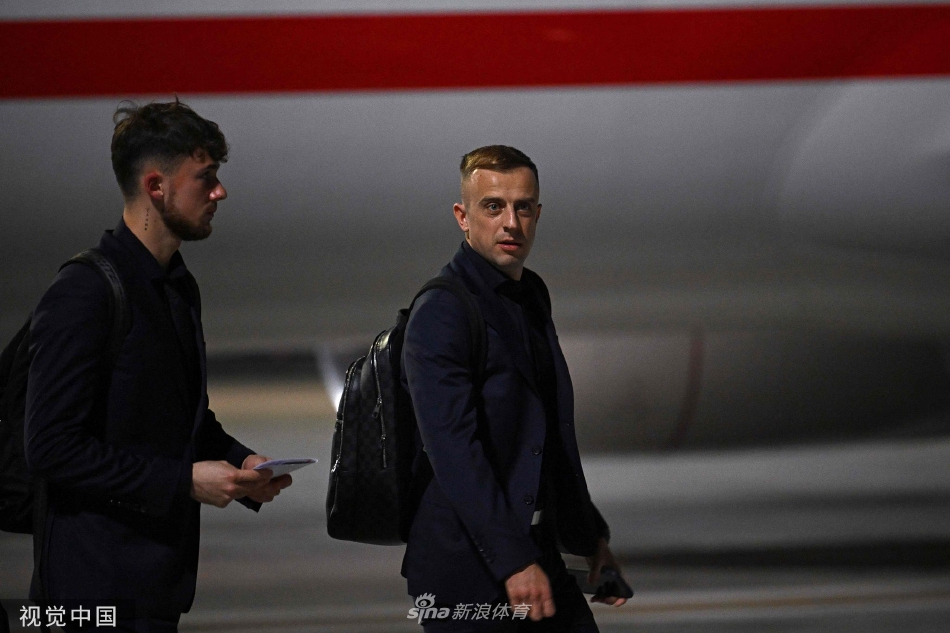 莱万多夫斯基与队友泽林斯基并肩行走，两人边走边进行战术交流，手势生动，展现核心球员之间在赛前就已进入高度的战术协同状态。