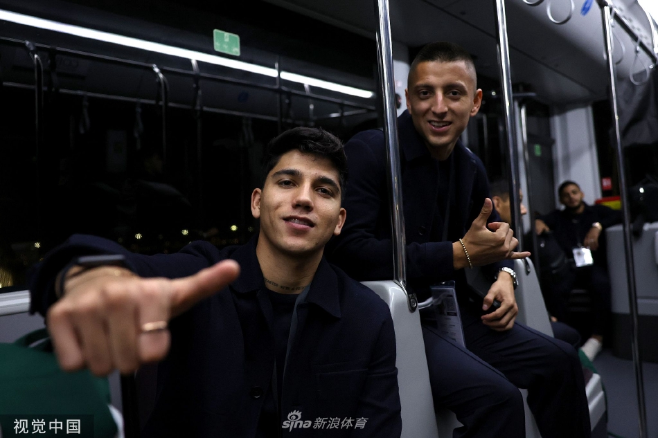 墨西哥队核心球员赫文·洛萨诺走出机场，面带标志性微笑向迎接的球迷挥手致意，眼中充满对比赛的渴望。