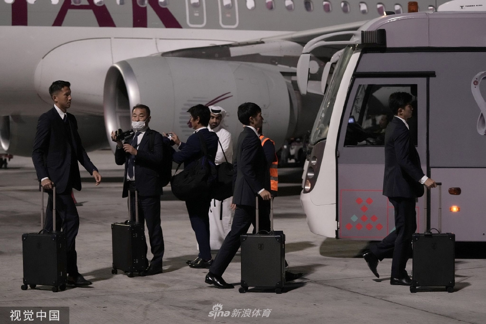 全队集结在机场大厅，背景是卡塔尔的景观，森保一与教练组站在一旁，凝望着他的战士们，一个精密的作战计划已在他心中成型。