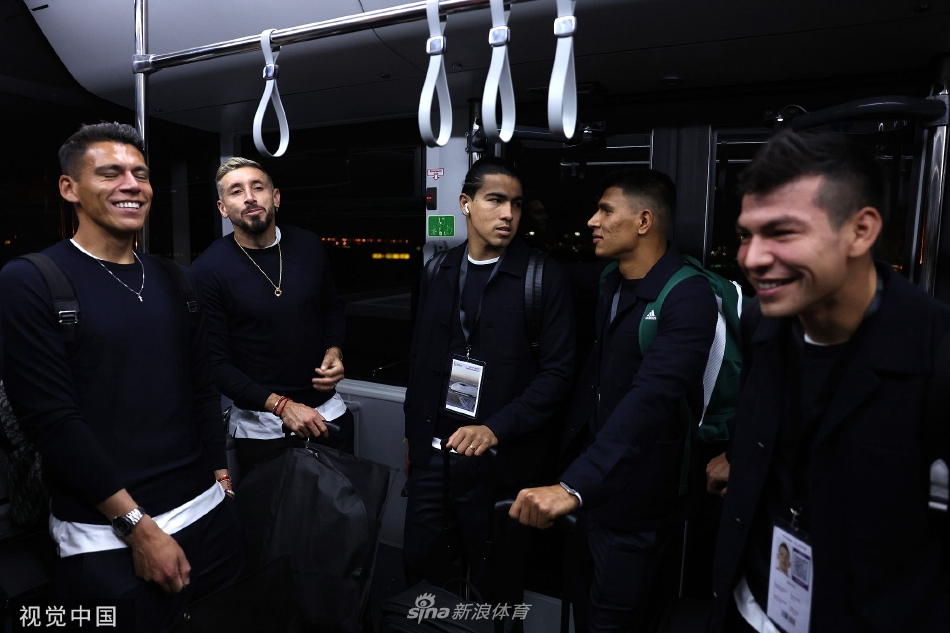 中场大将埃德松·阿尔瓦雷斯眺望多哈城市景观，神情专注，仿佛已在思考即将到来的战术对抗。