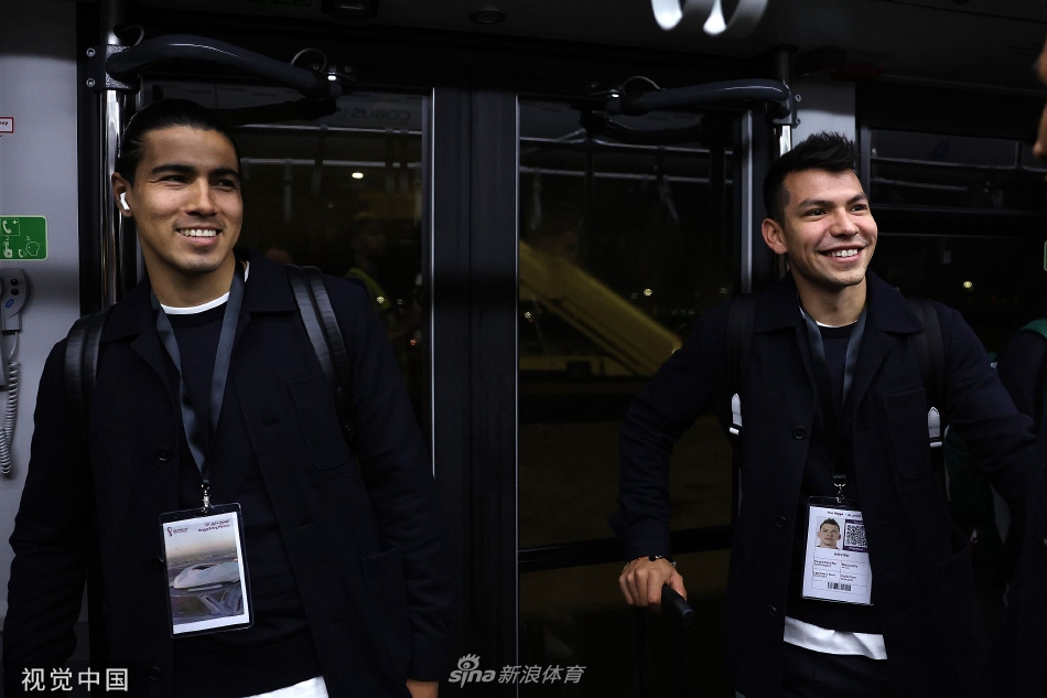 球队工作人员与球员们一同提取行李，井然有序，整个团队为大赛做好了周全的后勤准备。