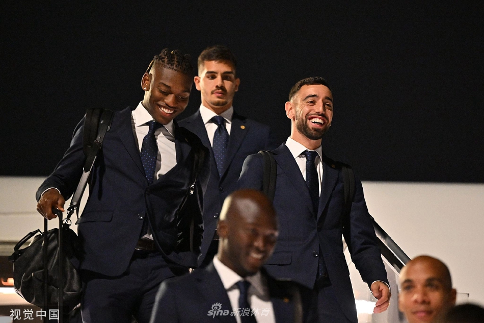 球员们正在有序领取自己的托运行李，画面中央一名队员弯腰查看标签，背景中其他队员身影忙碌却井然有序