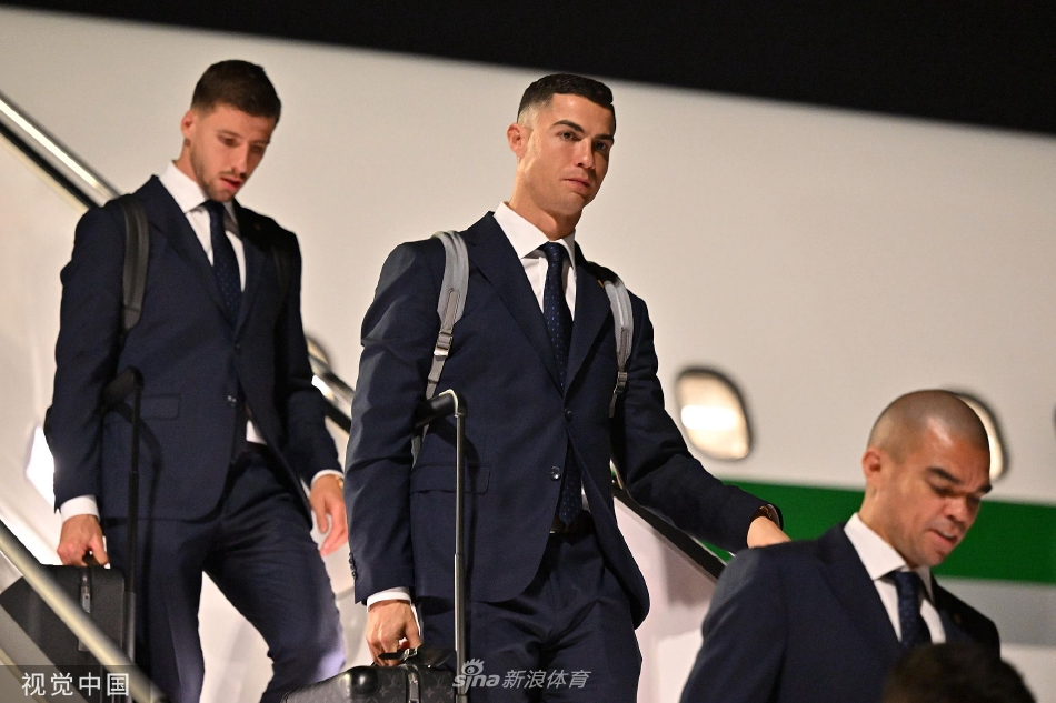 几名葡萄牙队员在机场通道内并肩前行，他们身材高大挺拔，在灯光下拉出长长的身影，宛如即将踏上战场的勇士