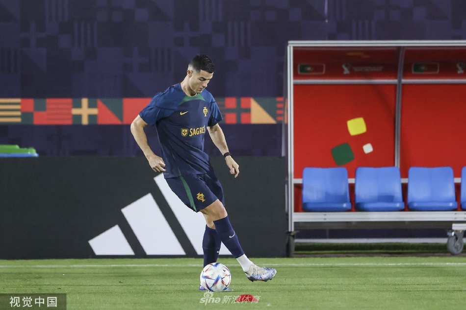 C罗与队友进行一对一攻防演练，他正带球快速突破，表情专注充满压迫感