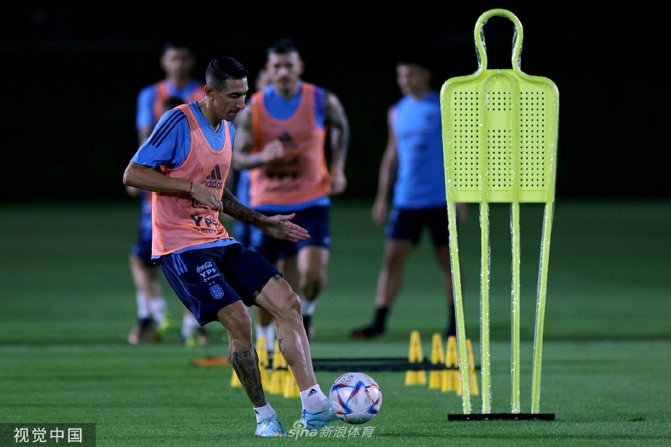 夕阳下的卡塔尔大学训练场，阿根廷队球员们正在积极热身，蓝白球衣格外醒目
