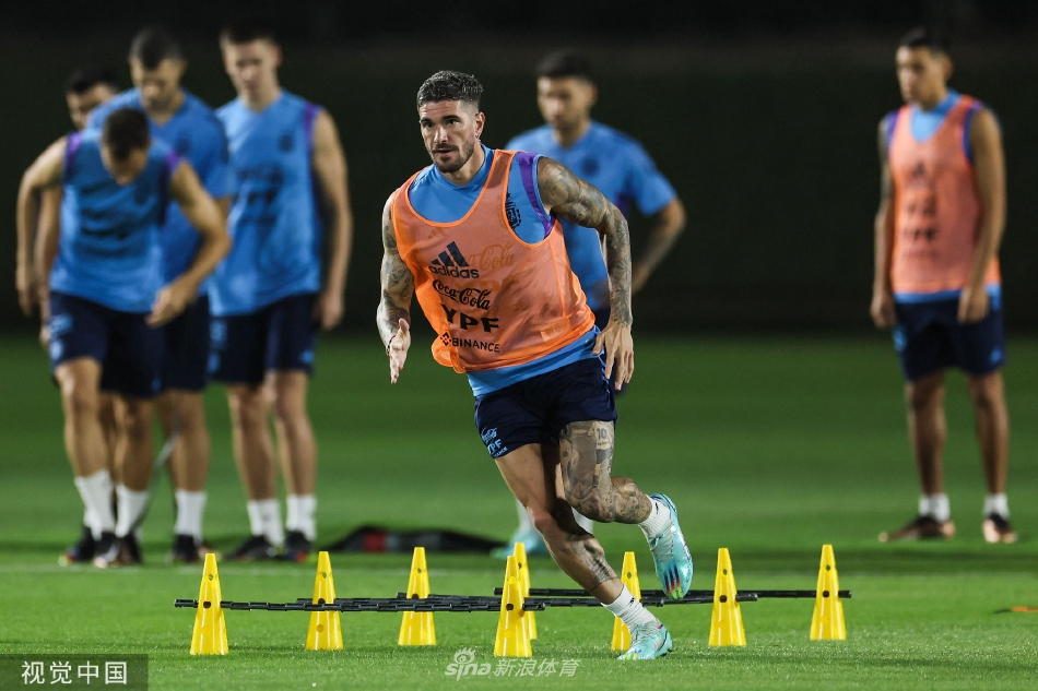 训练间隙，梅西与德保罗并肩而行，两人低声交谈，展现深厚的队友之情