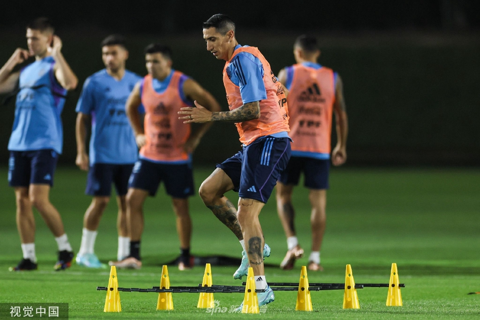 梅西与队友在训练中交流，眼神中透露出对胜利的渴望与团队的默契