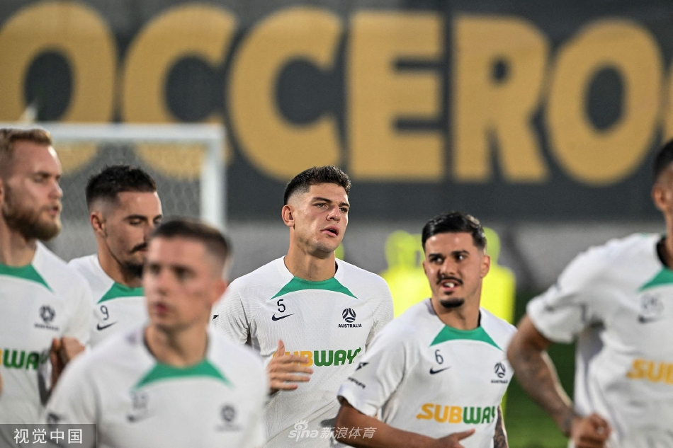 澳大利亚前锋带球突破防守，眼中闪烁着坚定的求胜光芒