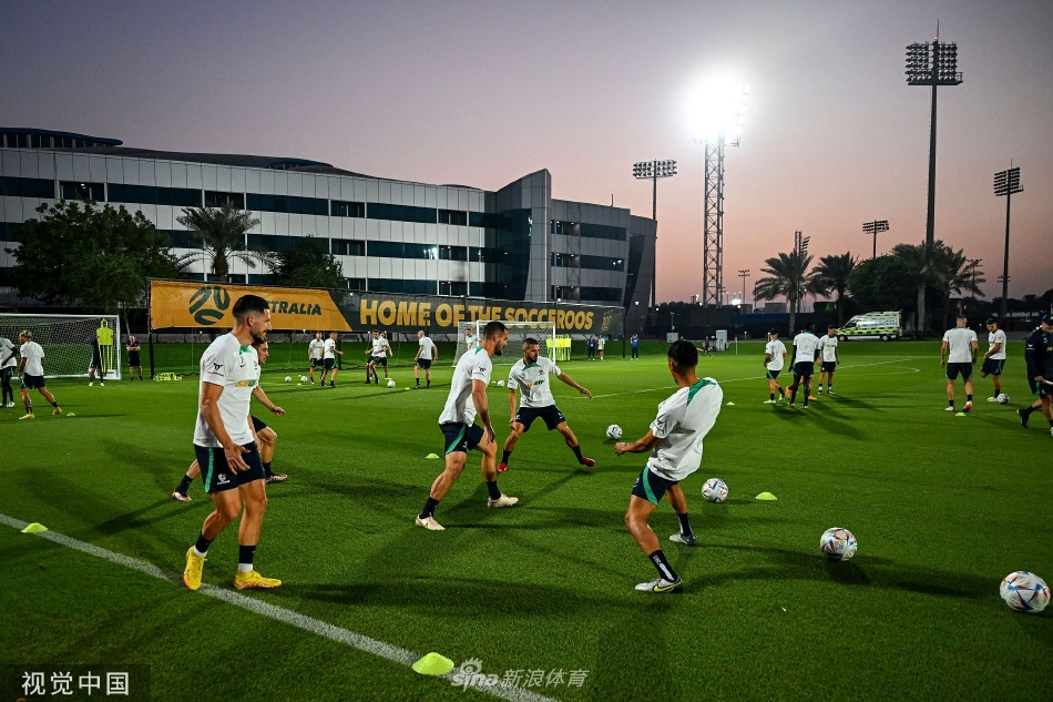 澳大利亚队主教练在训练场边专注指导，战术板上密布着对阵策略