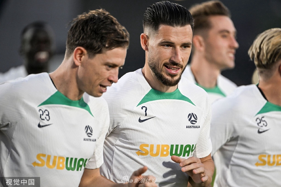 澳大利亚队分组对抗赛激烈进行，球员争抢头球如猛虎扑食