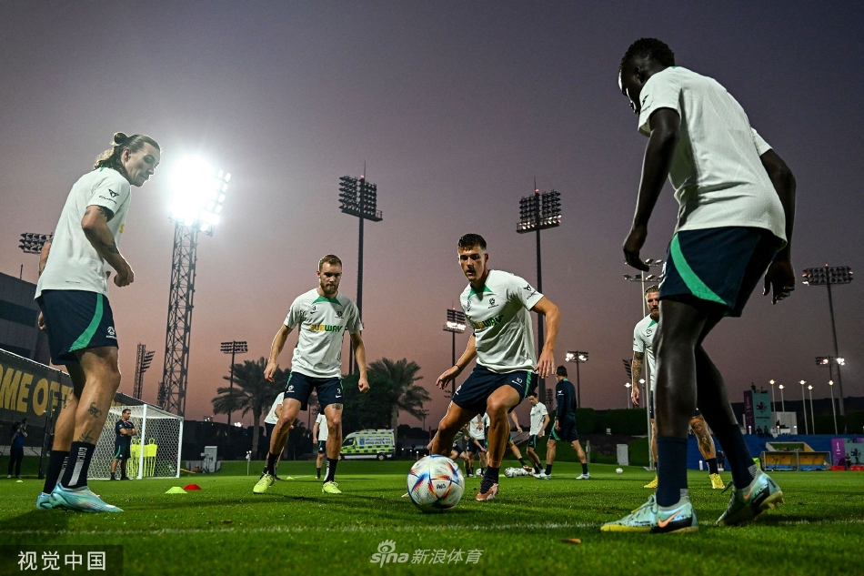 澳大利亚队全体球员训练后合影，团结一致面向世界杯挑战