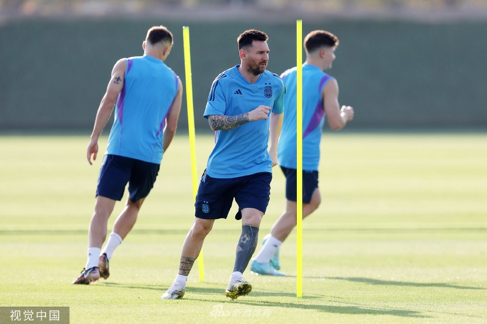 训练结束后，阿根廷球员们结伴走下球场，背影在夕阳下拉长，充满了为共同目标奋斗后的宁静与坚定。