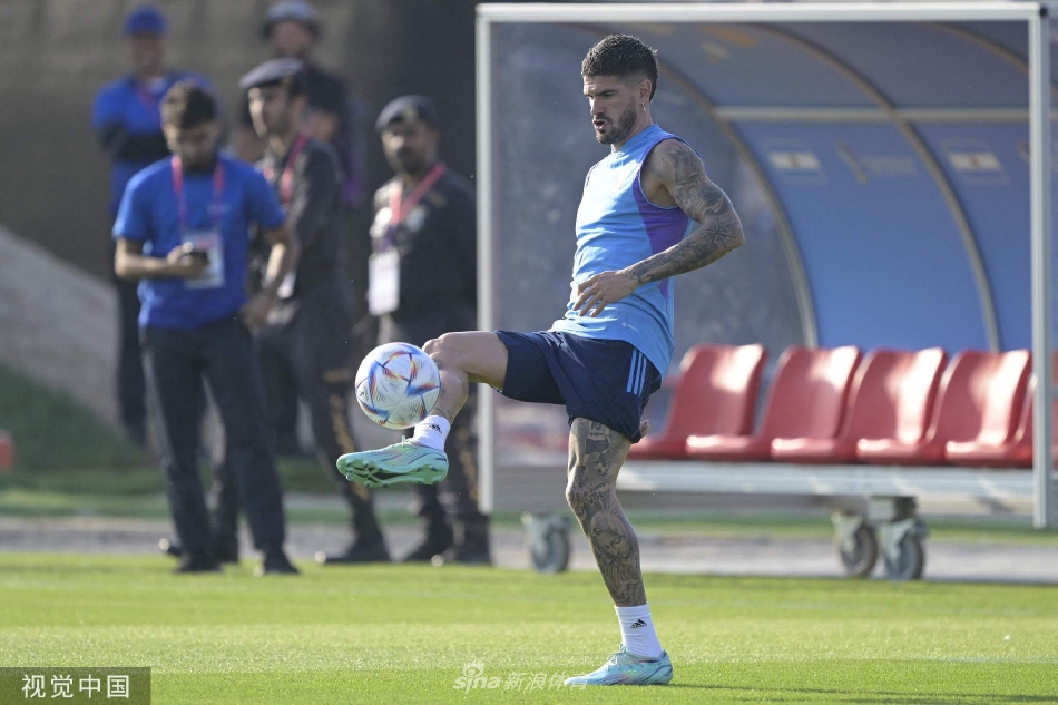 梅西与队友围成一圈进行轻松的抢圈训练，气氛融洽，展现了团队内部良好的化学反应与凝聚力。