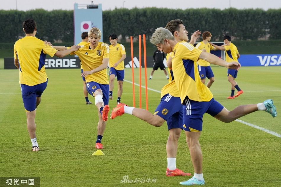 任意球的凝思：一位球员站在足球后方，双臂叉腰，微微昂首观察球门方向，仿佛在脑海中预演皮球划过天际、直坠网窝的完美弧线。