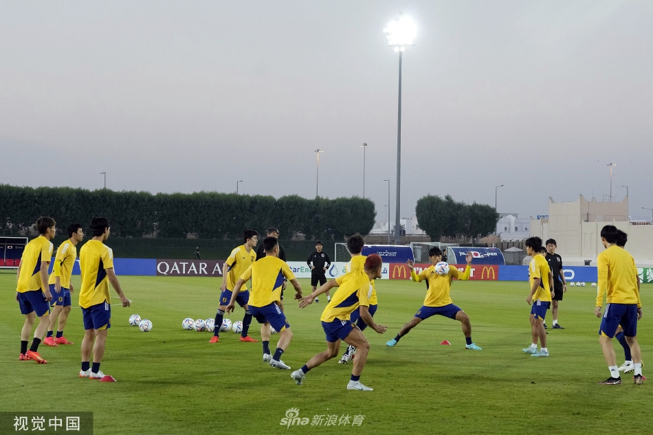 绿茵场上的奋力追逐：一名日本队球员全速启动，追逐前方滚动的足球，肌肉线条紧绷，展现出爆发性的速度与对球权的绝对渴望。