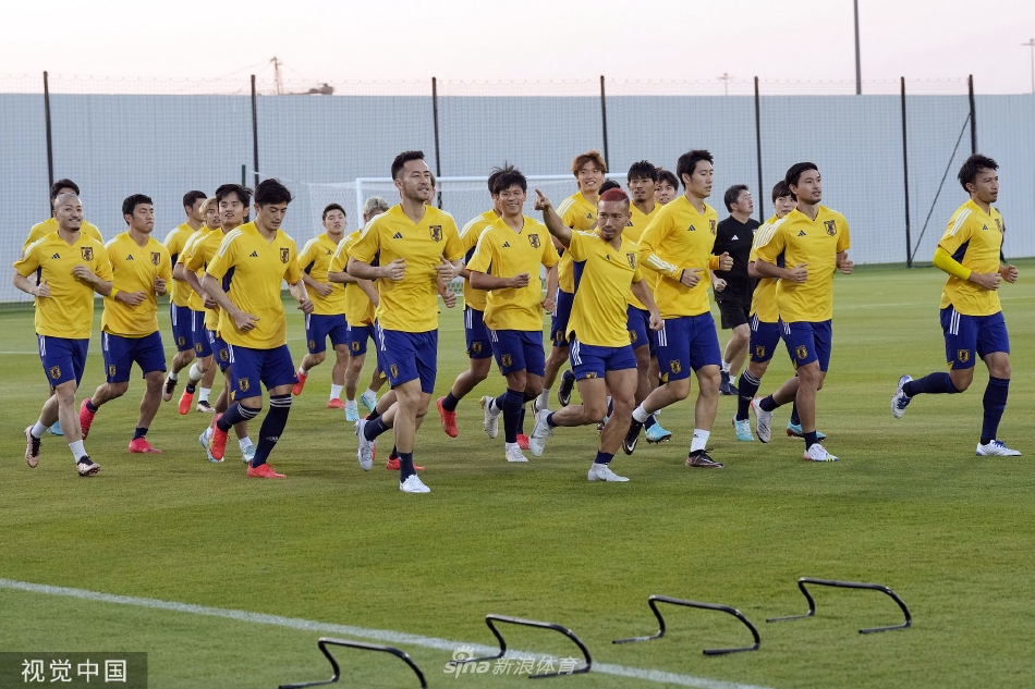 围圈凝聚的力量：全体队员在训练尾声肩并肩紧密围成一圈，低头聆听，中央是教练或队长激励人心的总结，这一刻，团队化身为一个心跳同步的整体。