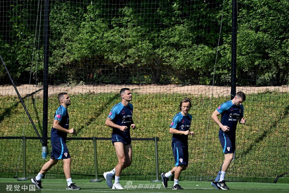 莫德里奇与队友进行核心力量训练，坚毅眼神中映照着对胜利的无限渴望