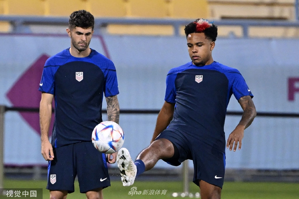 核心球员普利西奇在训练中带球疾驰，眼神坚定，正全神贯注地进行个人突破练习。