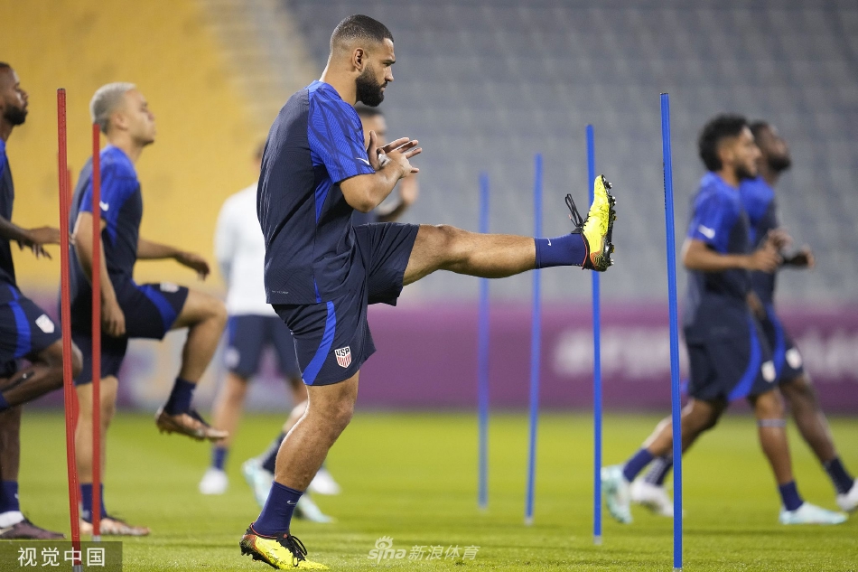 年轻前锋蒂莫西·维阿在练习射门后露出自信的笑容，展现出球队轻松与专注并存的备战心态。