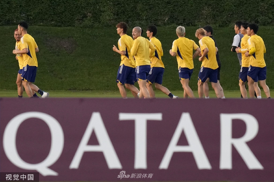 球隊體能教練帶領一群球員在場邊進行高強度的協調性與爆發力訓練，動作整齊劃一