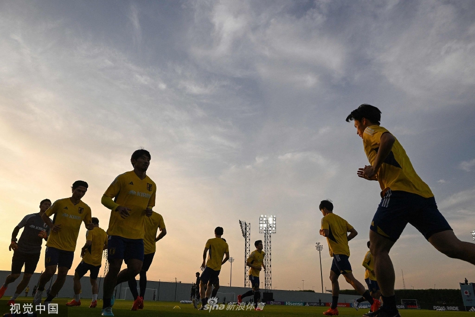 黃昏時分，球隊進行分組對抗賽，球員在柔和的逆光中奮力拼搶，身影充滿動感與力量