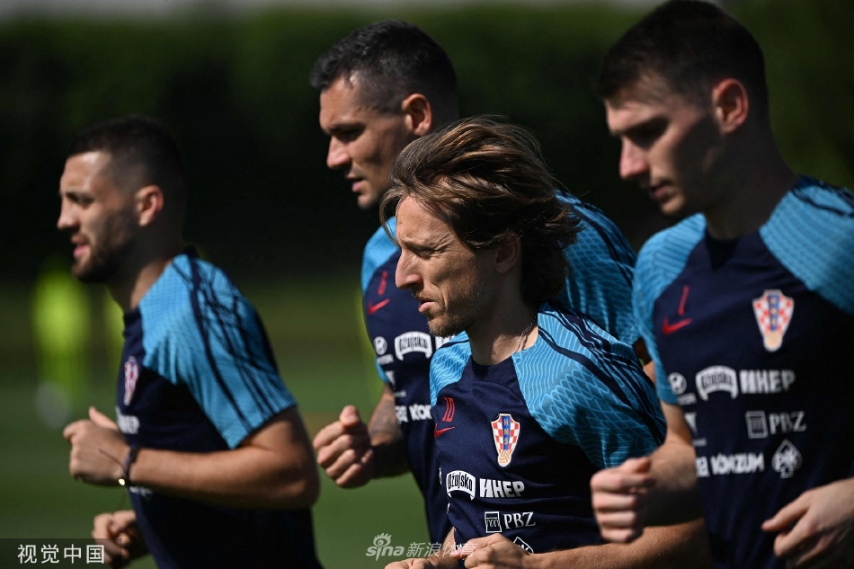 门将利瓦科维奇飞身侧扑，指尖仿佛要触及梦想，守护着格子军团的荣耀之门