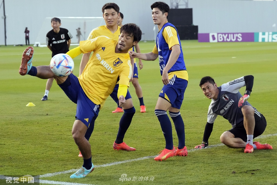 兩名日本隊後衛在進行一對一防守演練，肌肉線條緊繃，攻防對抗激烈卻不失分寸