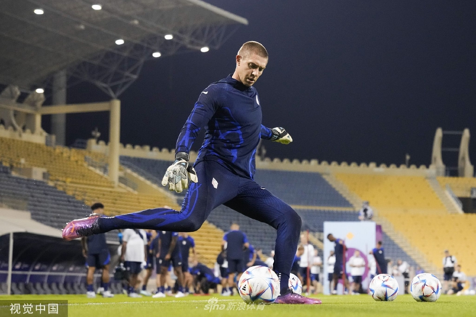 中场大将韦斯顿·麦肯尼与队友在进行一对一的对抗拼抢，肌肉紧绷，彰显出比赛级的强度。