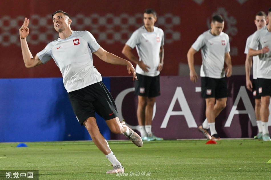 锋线王牌莱万多夫斯基在训练中专注练习射门，眼神锐利地锁定球门死角。