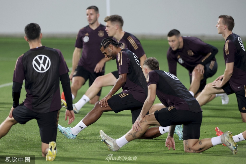 训练结束，球员们三三两两走向场边，夕阳余晖为他们的身影镀上金边，漫长的下午训练结束，而真正的考验即将在夜晚的赛场降临。