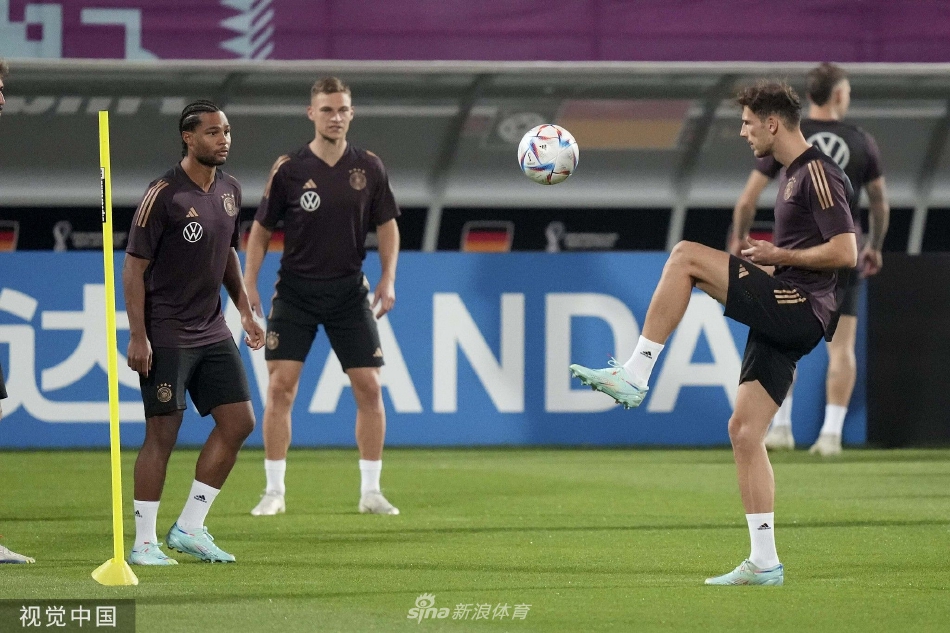 两名后卫在教练指导下进行一对一防守演练，全神贯注地盯防与卡位，旨在筑牢应对西班牙犀利进攻的城墙。