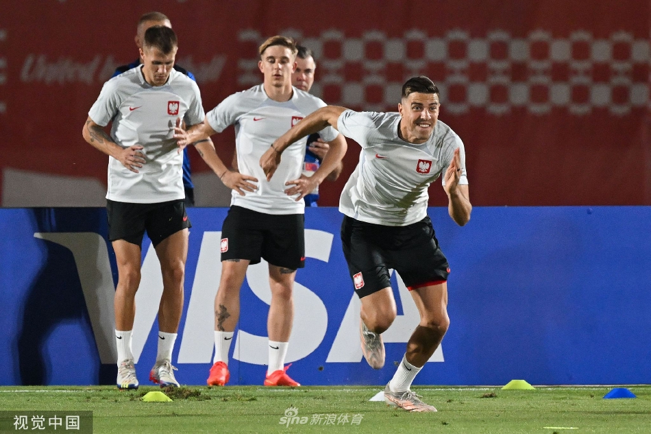 门将什琴斯尼飞身跃起，做出一次精彩的侧扑，牢牢将足球控制在身下。